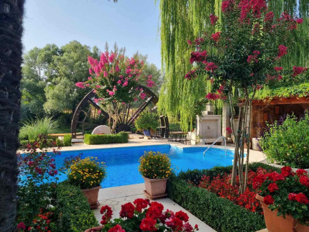 Bazen u ili blizu objekta Villa Old Garden