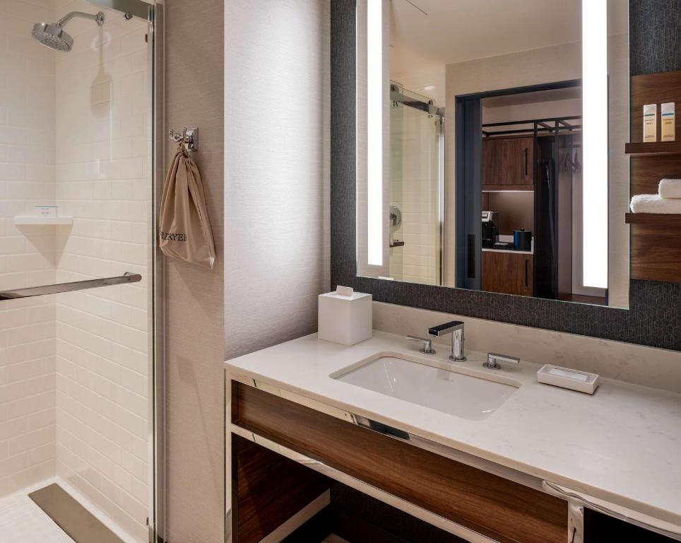 Hilton Garden Inn Austin University Capitol District photo