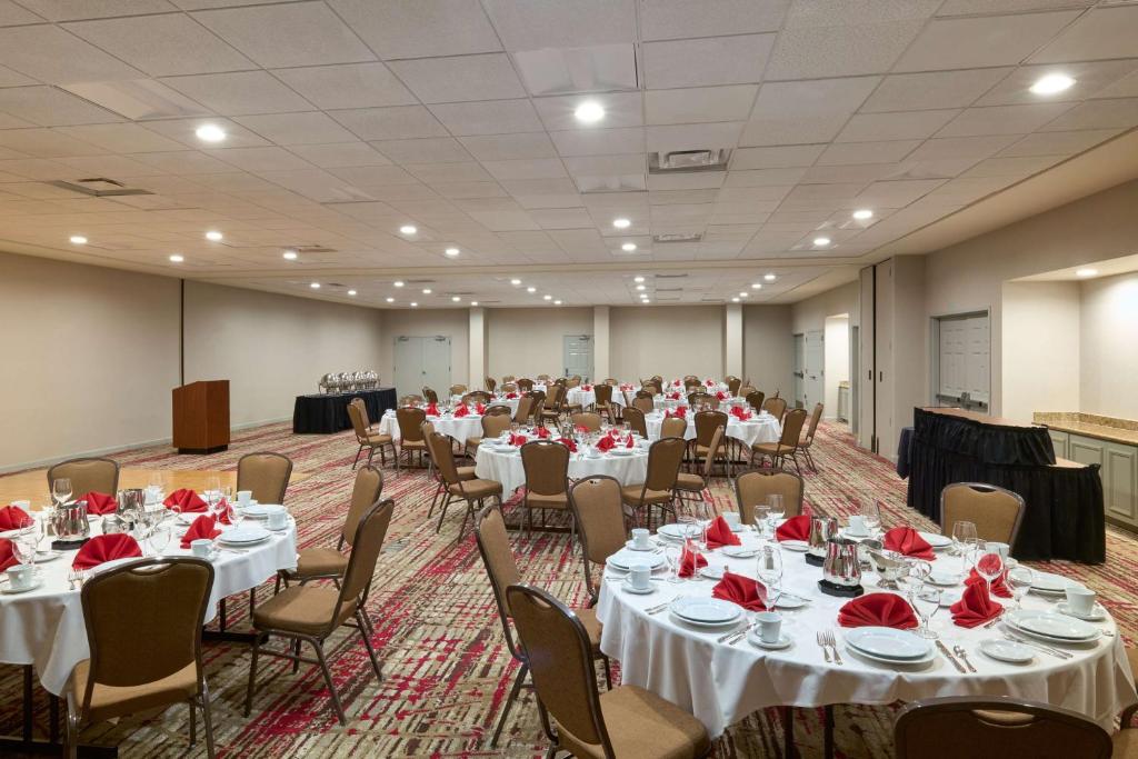 Hilton Garden Inn Bloomington photo