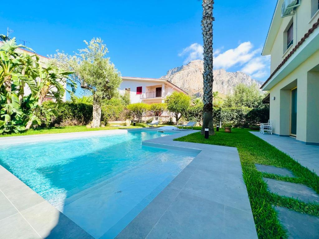 - une piscine dans l'arrière-cour d'une maison dans l'établissement Villa Donna Vicenza, à Cinisi