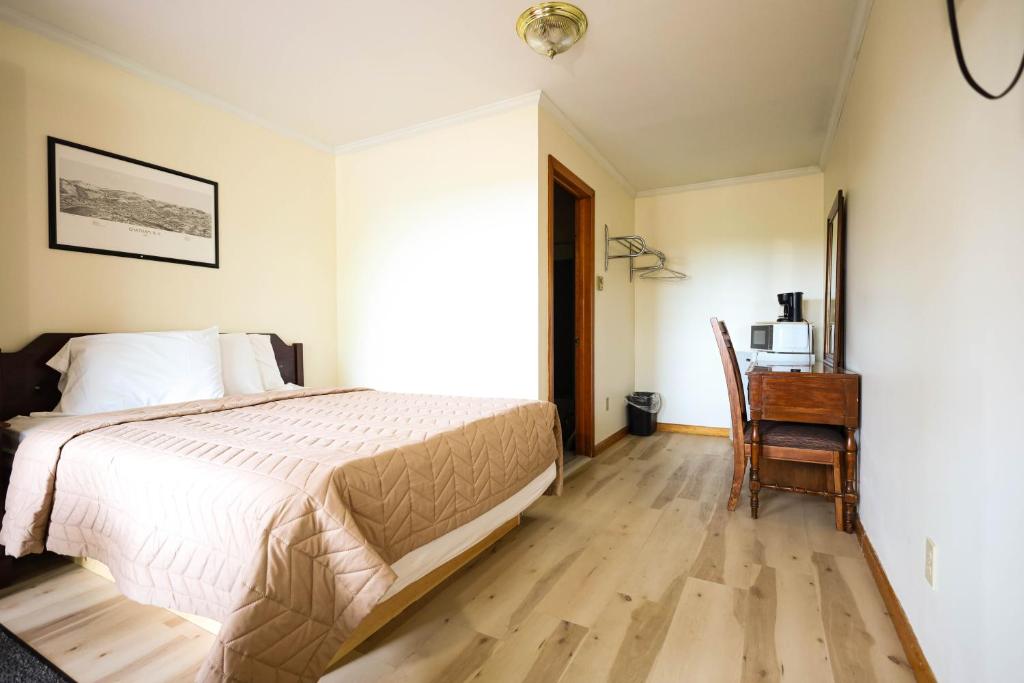 Chatham Travel Lodge - Queen Room