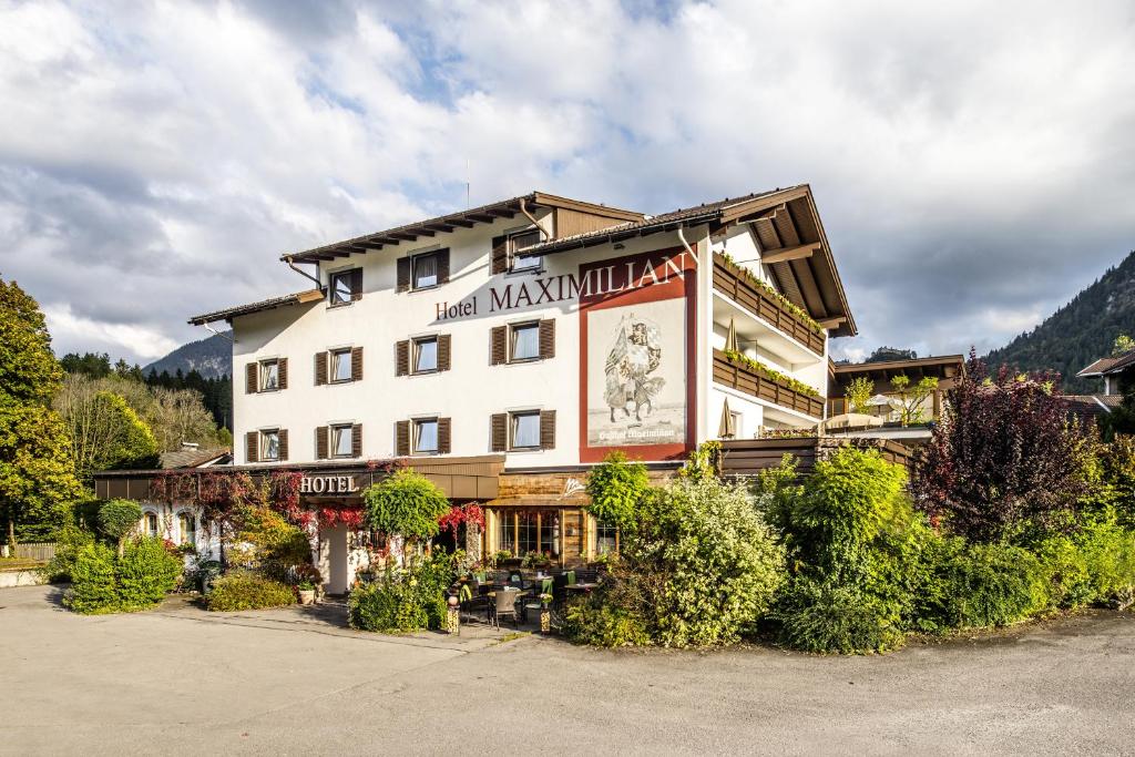 a building with a sign that reads main man inn at Hotel Maximilian in Reutte