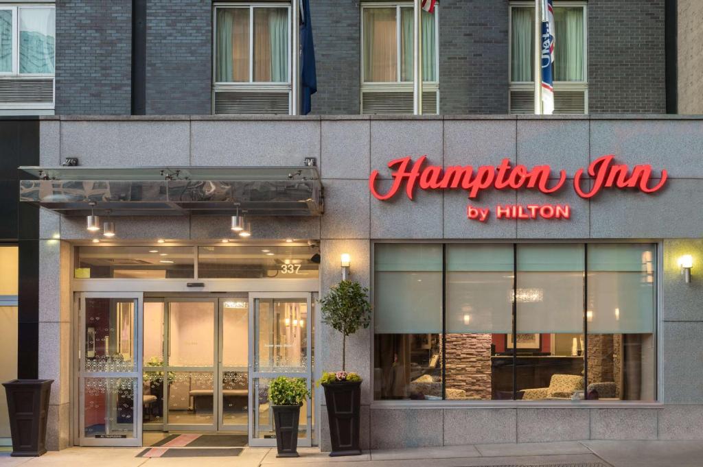 een hampton Inn bord aan de zijkant van een gebouw bij Hampton Inn Manhattan - Times Square South in New York