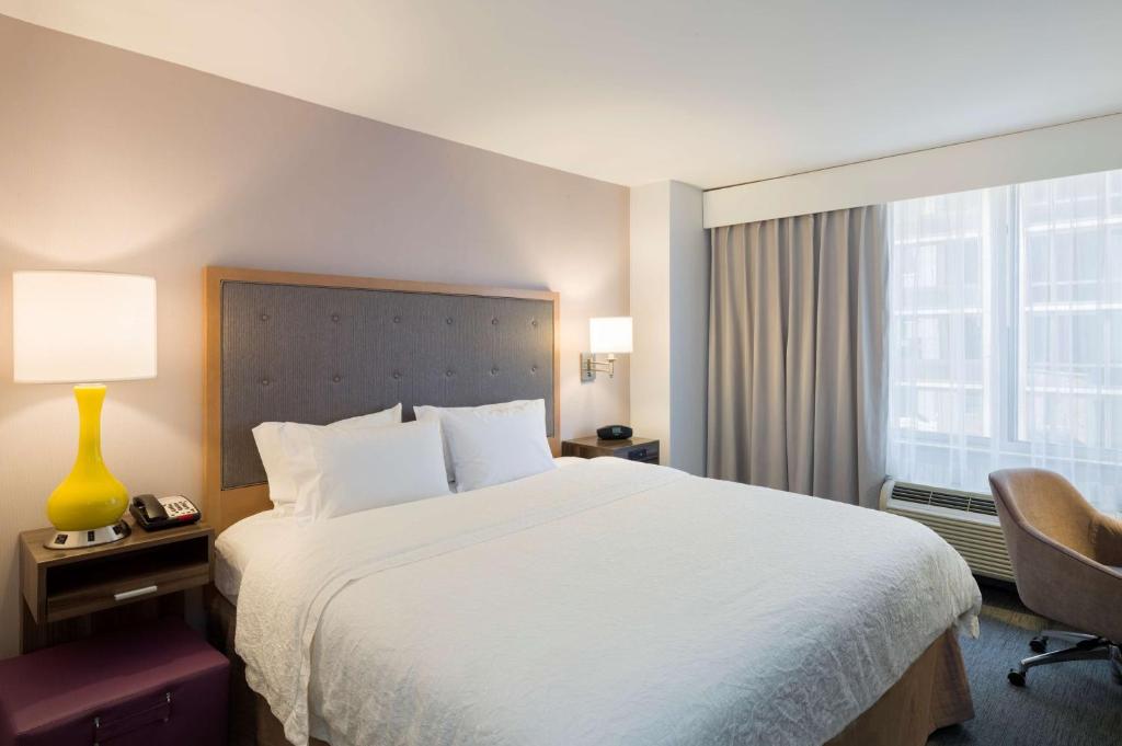 Hampton Inn Manhattan - Times Square South - King Room With Refrigerator - Non-Smoking