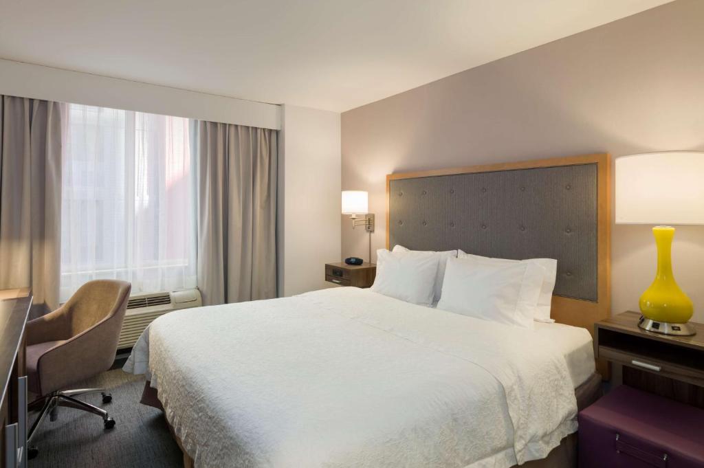 Hampton Inn Manhattan - Times Square South - King Room With Roll In Shower