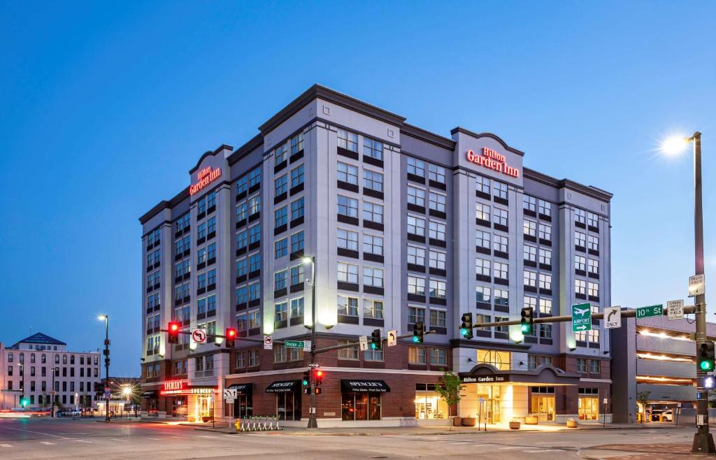 un gran edificio en una calle de la ciudad con semáforos en Hilton Garden Inn Omaha Downtown-Old Market Area, en Omaha