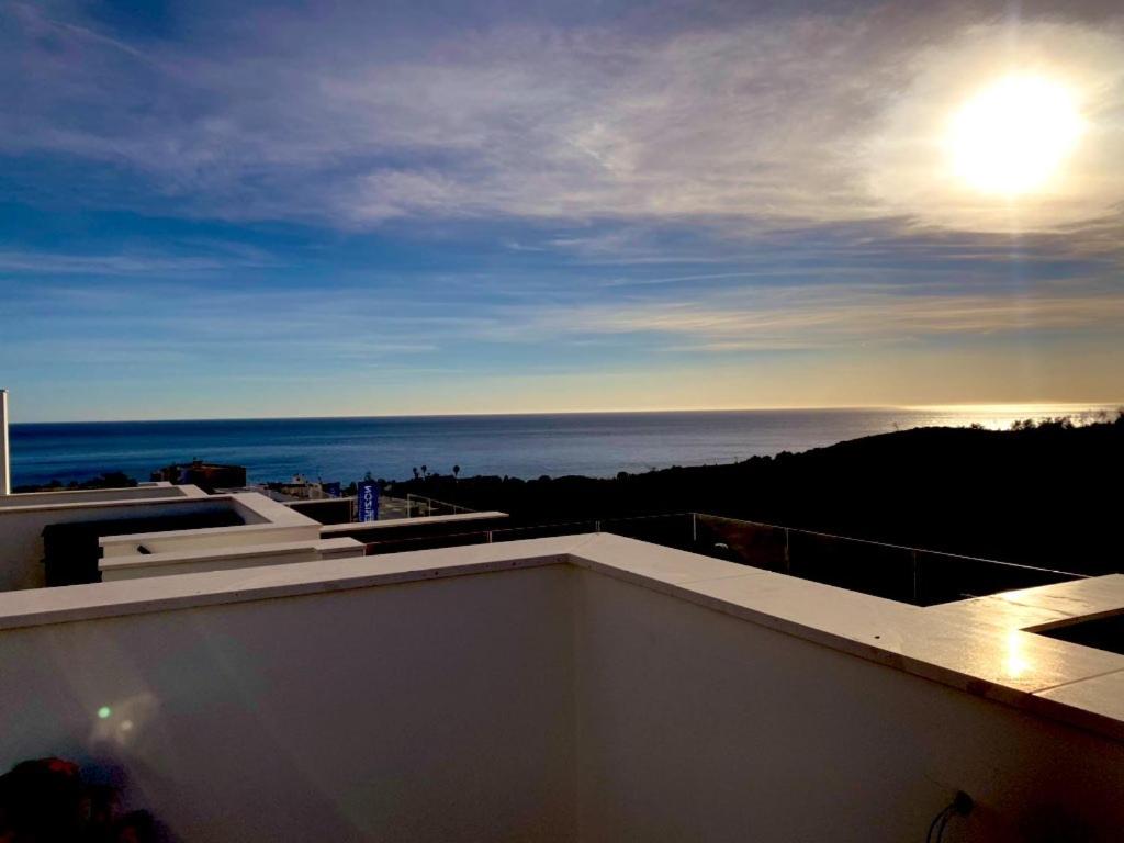 vistas al océano desde el balcón de una casa en La estrella de Javi en Benajarafe