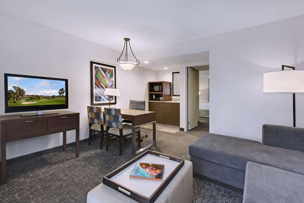 TV a/nebo společenská místnost v ubytování Embassy Suites by Hilton Palm Desert