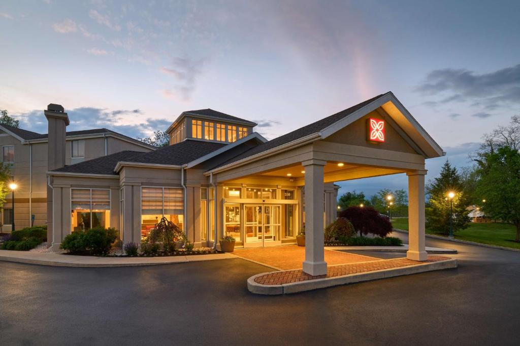 un edificio con un gazebo di fronte di Hilton Garden Inn Hershey a Hummelstown