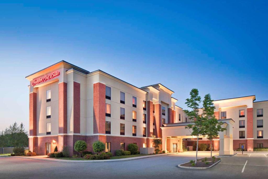 een weergave van de voorkant van een hotel bij Hampton Inn & Suites Providence / Smithfield in Smithfield