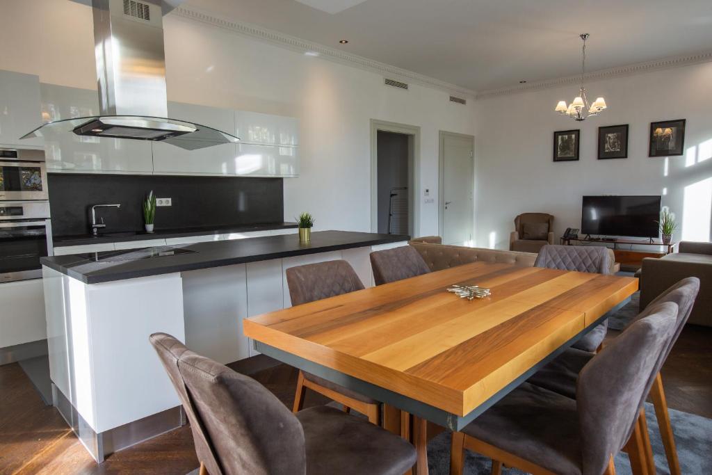 Kuchyňa alebo kuchynka v ubytovaní ZOYA LUXURY RESIDENCE