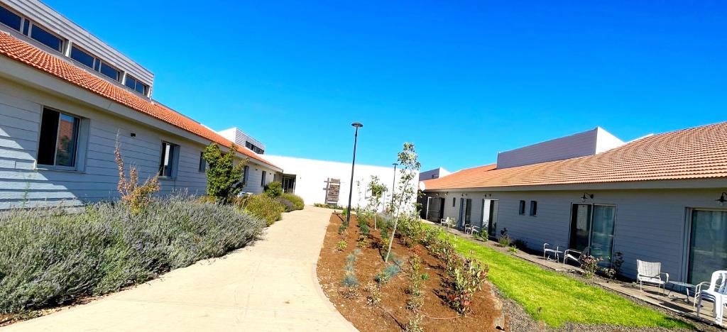 a walkway next to a building with a house at Boutique El-Rom in El-Rom