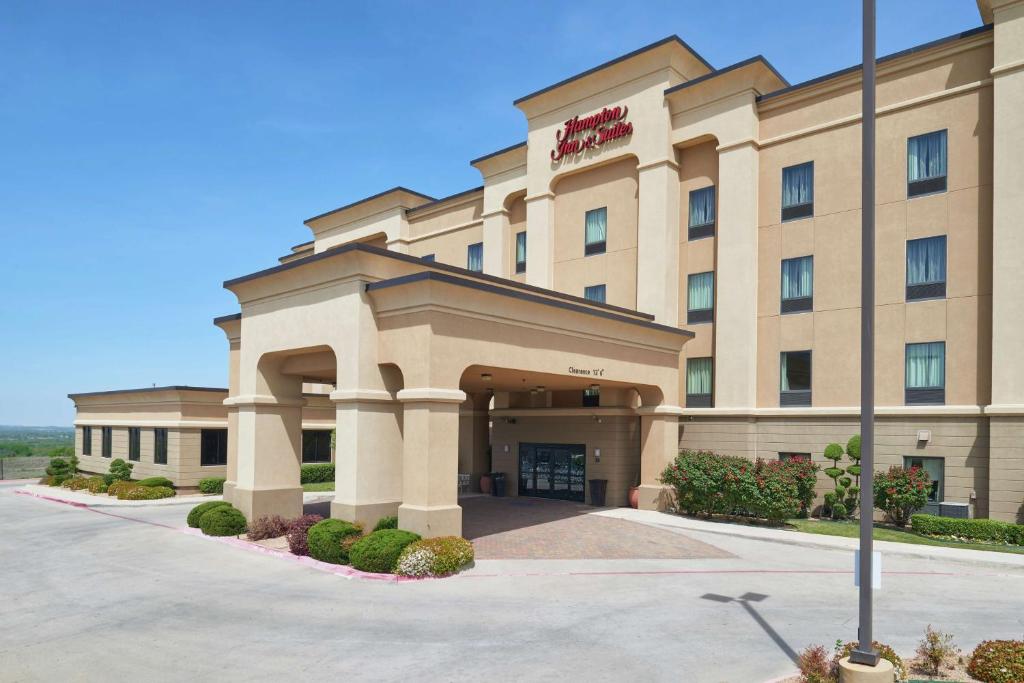 a hotel building with the front of it at Hampton Inn & Suites Decatur in Decatur