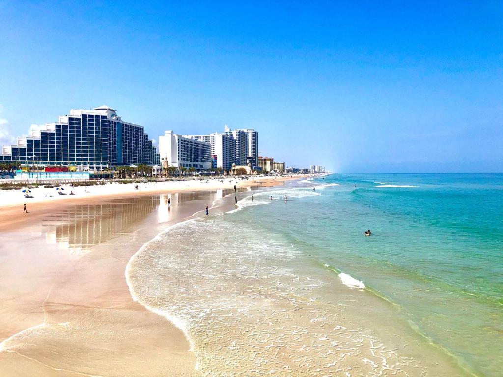 Blick auf einen Strand mit Gebäuden und das Meer in der Unterkunft Hilton Daytona Beach Resort in Daytona Beach