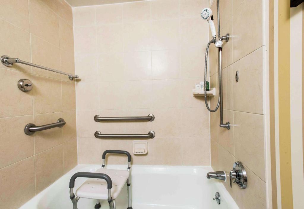 Hilton Daytona Beach Resort - Queen Kamer Aan Zee Met Twee Queen Bedden - Toegang Voor Gehandicapten