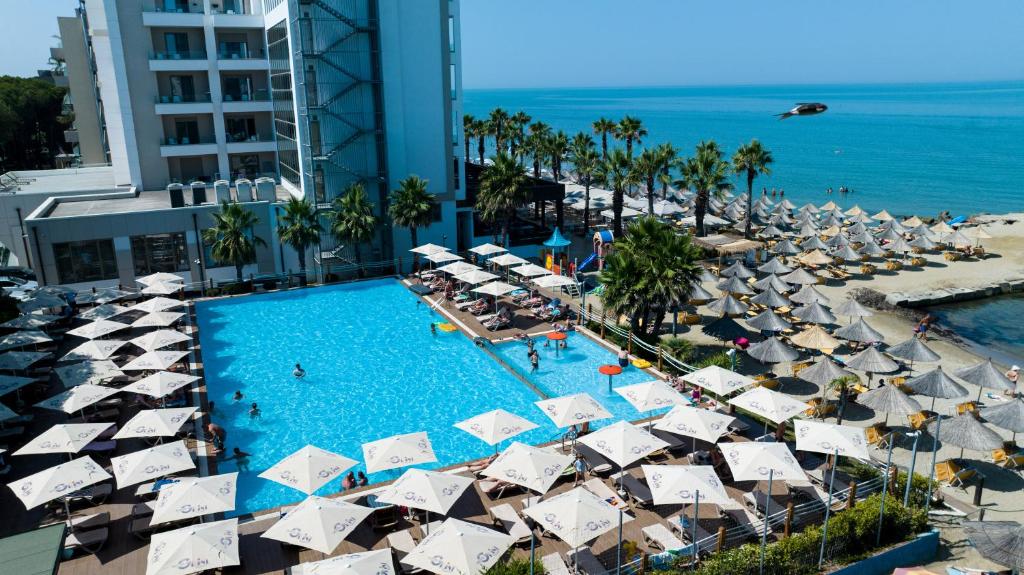 Bazén v ubytování Hotel GRINT nebo v jeho okolí
