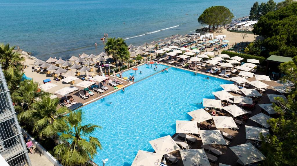 Bazén v ubytování Hotel GRINT nebo v jeho okolí