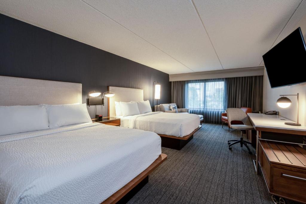 Courtyard Columbus Airport - Superior Queen Room With Two Queen Beds