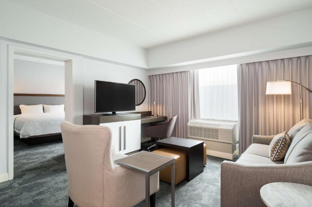 Hampton Inn Philadelphia Center City-Convention Center - King Suite With Roll-In Shower - Mobility Accessible/Non-Smoking