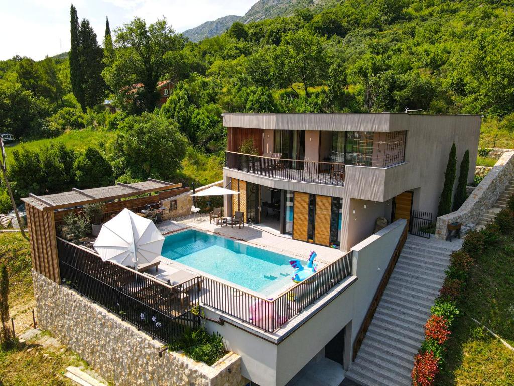 - une vue aérienne sur une maison avec une piscine dans l'établissement Palazzo Vimbula - Five Star Luxury Villa, à Mokošica