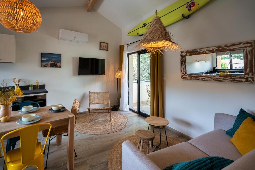 sala de estar con sofá y mesa en Magic Surf House en Lacanau