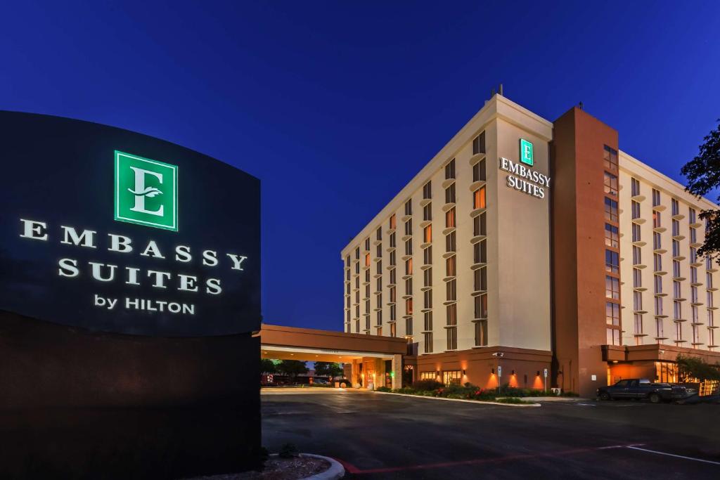 znak hotelowy przed budynkiem w obiekcie Embassy Suites by Hilton Dallas Market Center w mieście Dallas