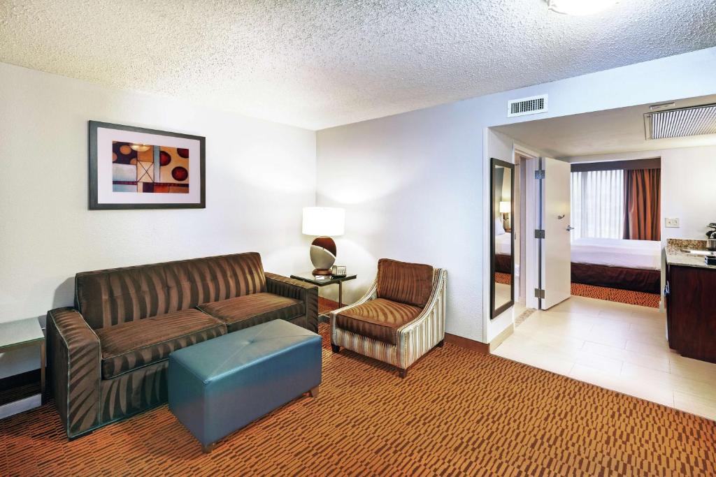 Embassy Suites by Hilton Dallas Market Center - King Room - Mobiliteitstoegang/niet -roken
