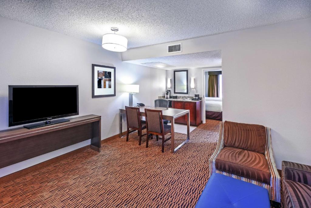Embassy Suites by Hilton Dallas Market Center - Suite Met Twee Tweepersoonsbedden - Niet Roken