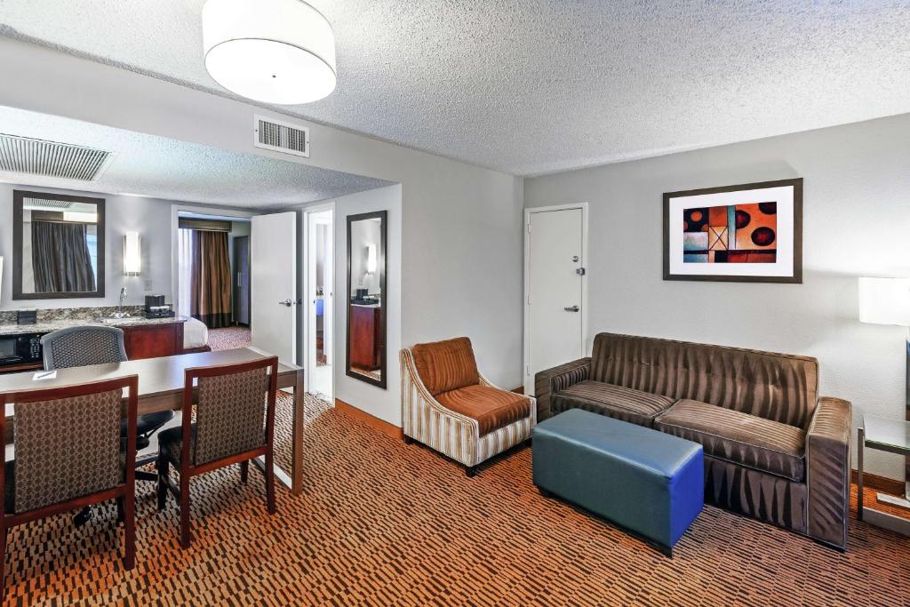 Embassy Suites by Hilton Dallas Market Center - King Suite Van Twee Kamers-niet-roken
