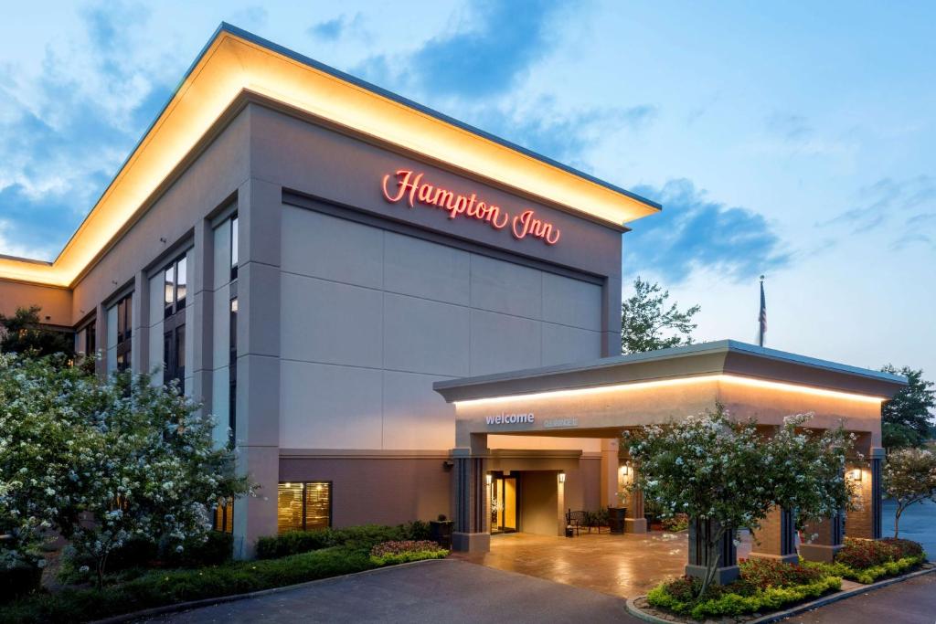 un edificio anaheim nelle suite dell'Hampton Inn di Hampton Inn Memphis-Walnut Grove/Baptist East a Memphis