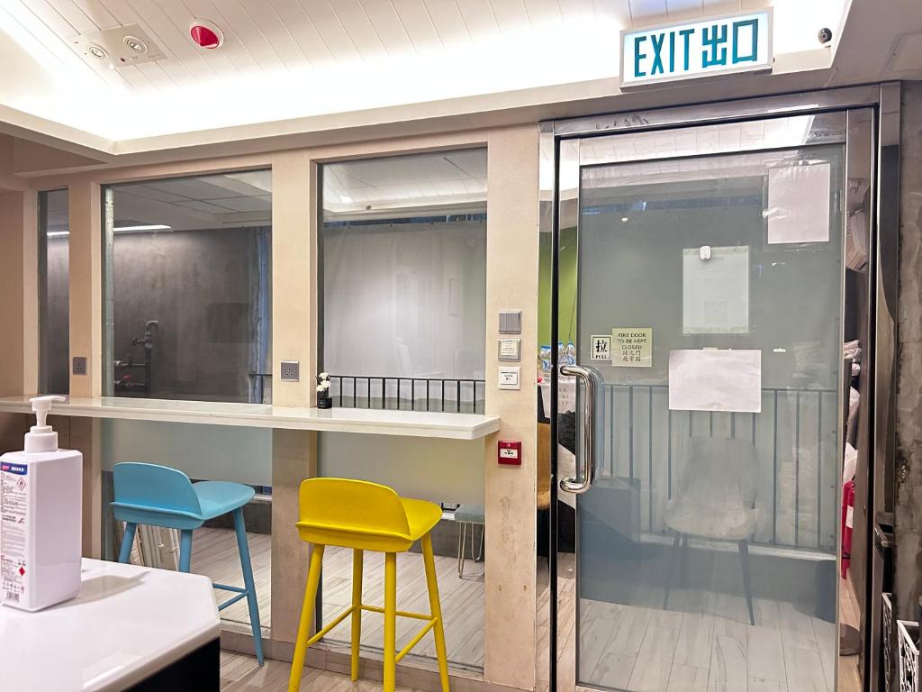 a waiting room with two chairs and an exit sign at 利珀旅舍 live Pop B&B in Hong Kong
