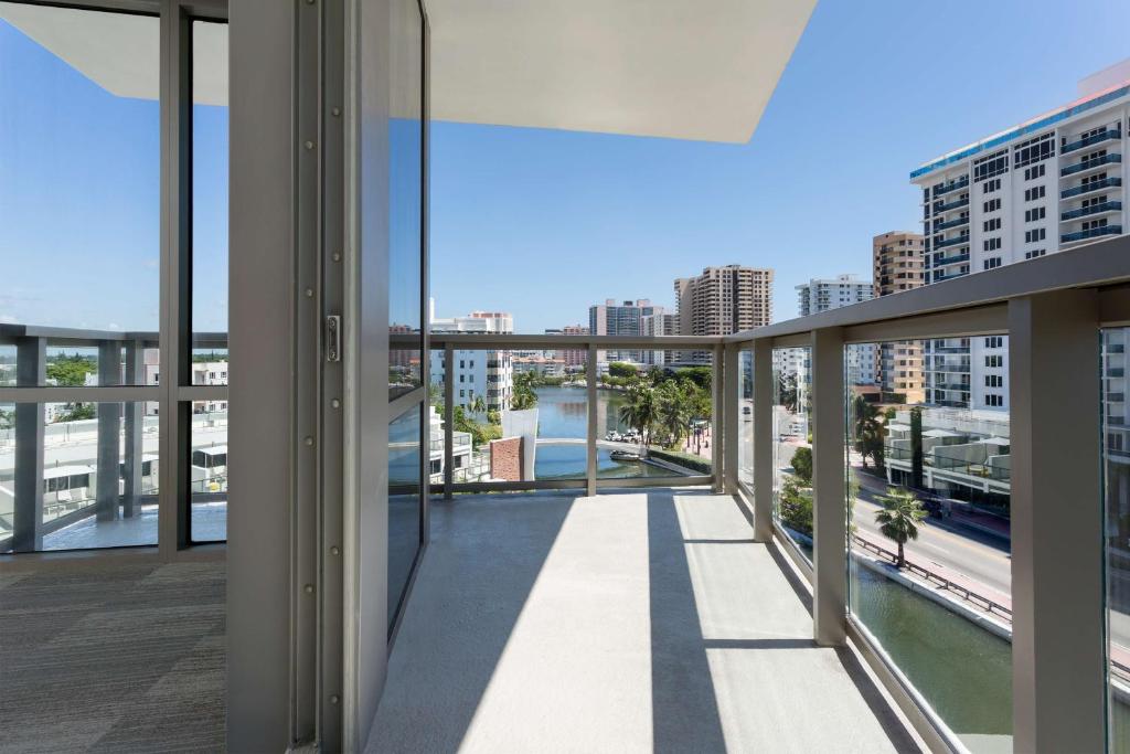 The Gates Hotel South Beach - a Doubletree by Hilton - 王 マハッテ タイム と , ビグタ と を も っ て , 王 と 共 に い た .