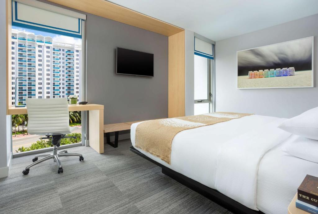 The Gates Hotel South Beach - a Doubletree by Hilton - ビグワイ の 王 タク に 立 っ て い る ,