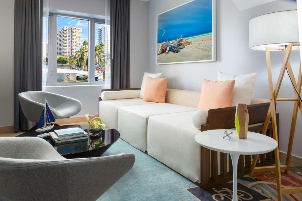 The Gates Hotel South Beach - a Doubletree by Hilton - 王 マハラテ ・ ショベン を も っ て , 王 と 和 を 結 ん だ .