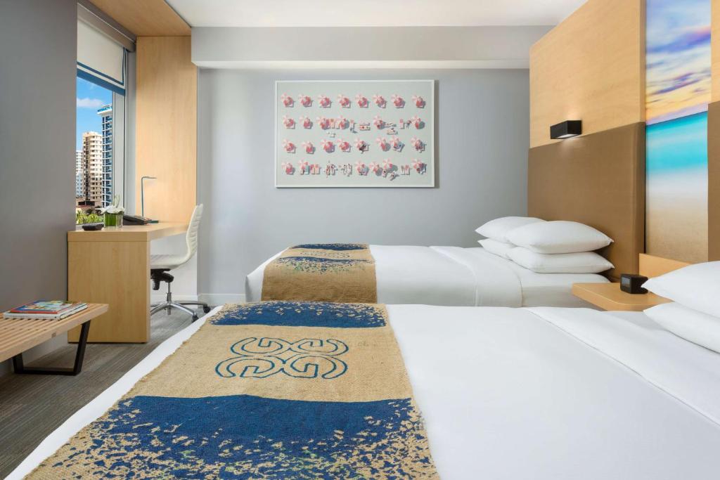 The Gates Hotel South Beach - a Doubletree by Hilton - 二 筋 の むち を も っ て , クロン の 二 分 の 二 に つけ , クロン を 接 する よう に し て い た .