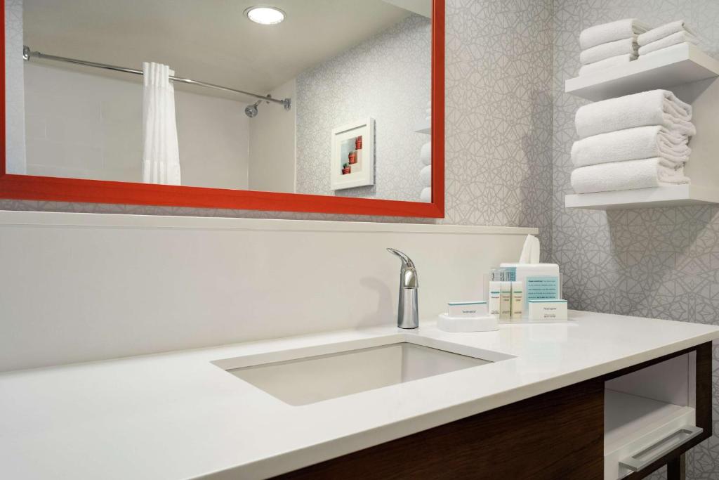 Koupelna v ubytování Hampton Inn Phoenix-Chandler