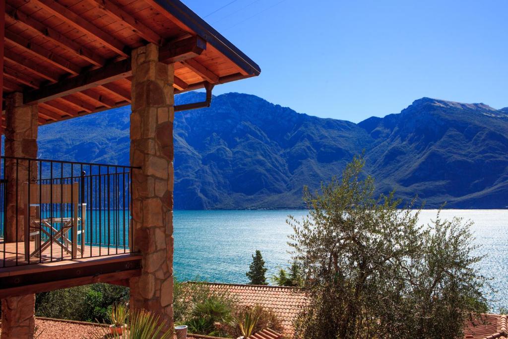 vistas a un lago con montañas en el fondo en Hotel La Gardenia & Villa Oleandra, en Limone sul Garda