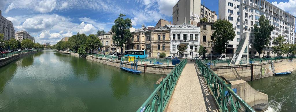 Udsigt til en flod der løber i nærheden af lejligheden