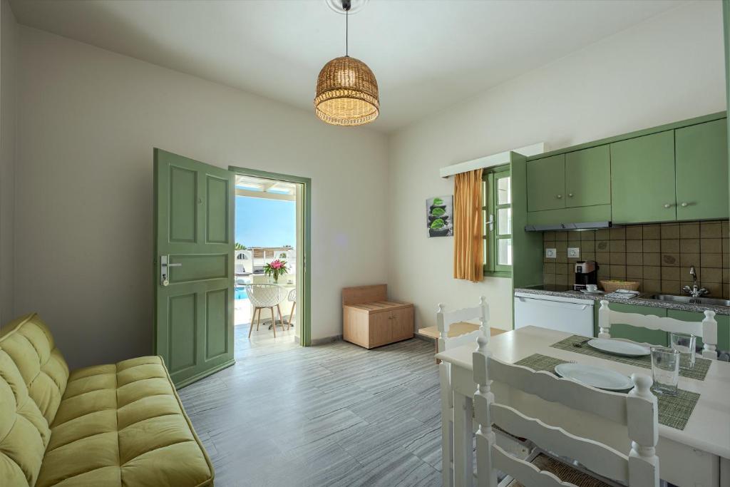 Kuchyň nebo kuchyňský kout v ubytování Ambeli Apartments
