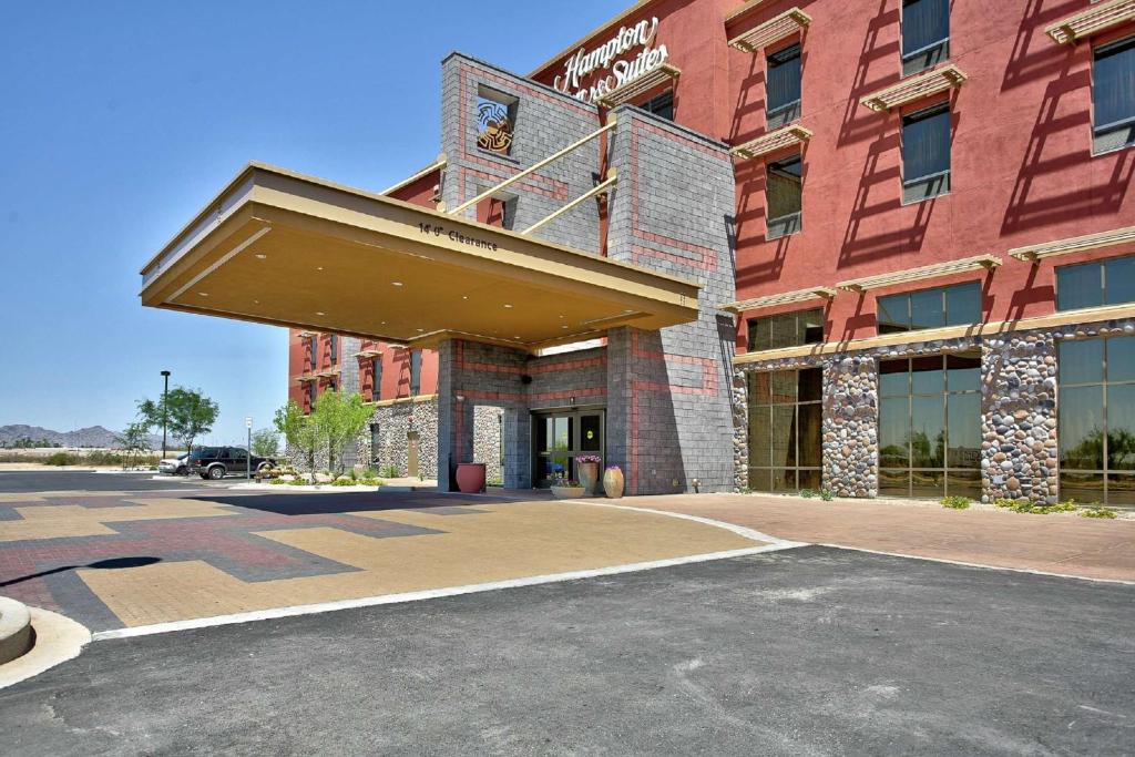 un gran edificio de ladrillo rojo con toldo en Hampton Inn & Suites Scottsdale at Talking Stick en Scottsdale