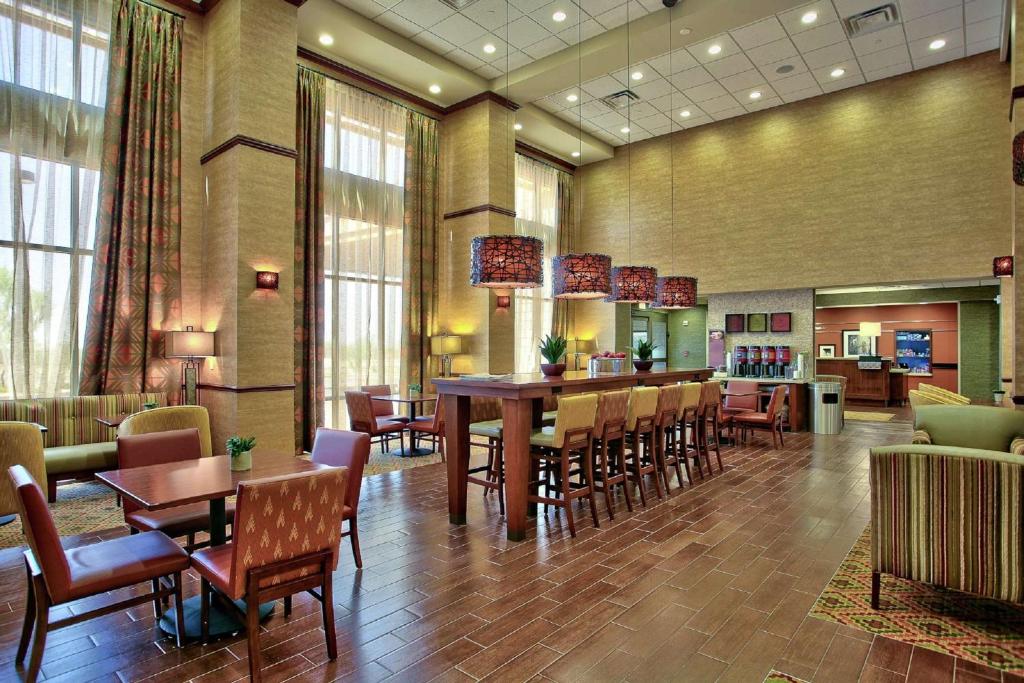 Hampton Inn & Suites Scottsdale at Talking Stick photo
