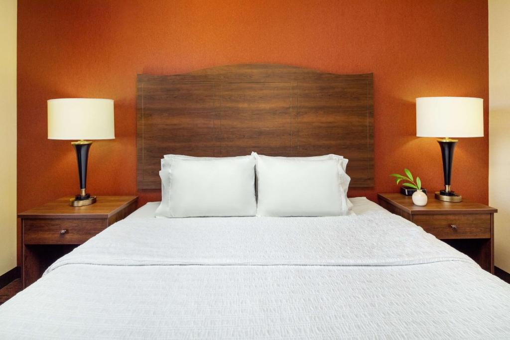 Hampton Inn & Suites Scottsdale at Talking Stick photo