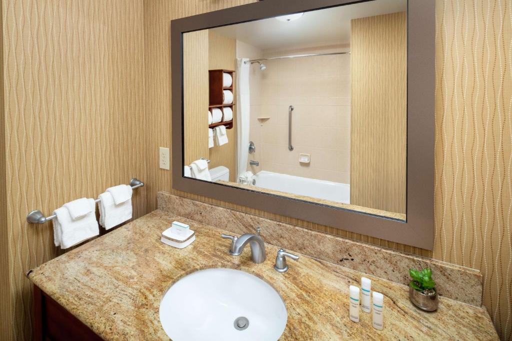 Hampton Inn & Suites Scottsdale at Talking Stick photo