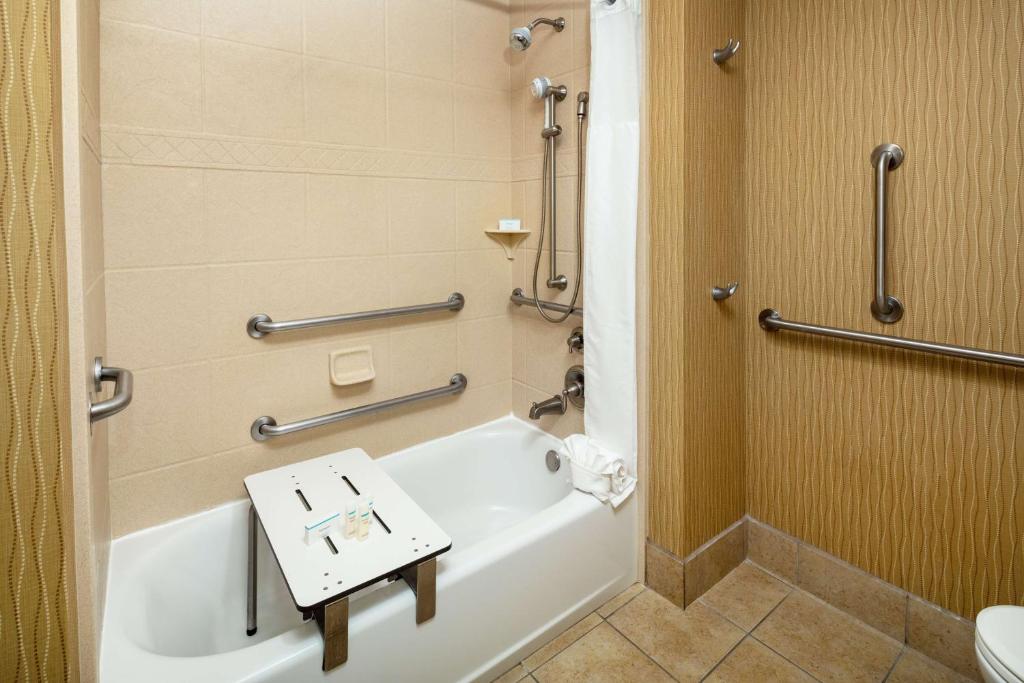 Hampton Inn & Suites Scottsdale at Talking Stick photo