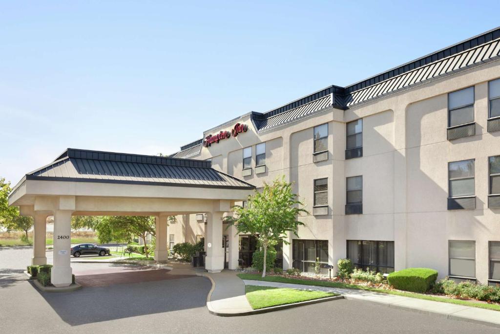 un hotel con cenador frente a un edificio en Hampton Inn Tracy, en Tracy