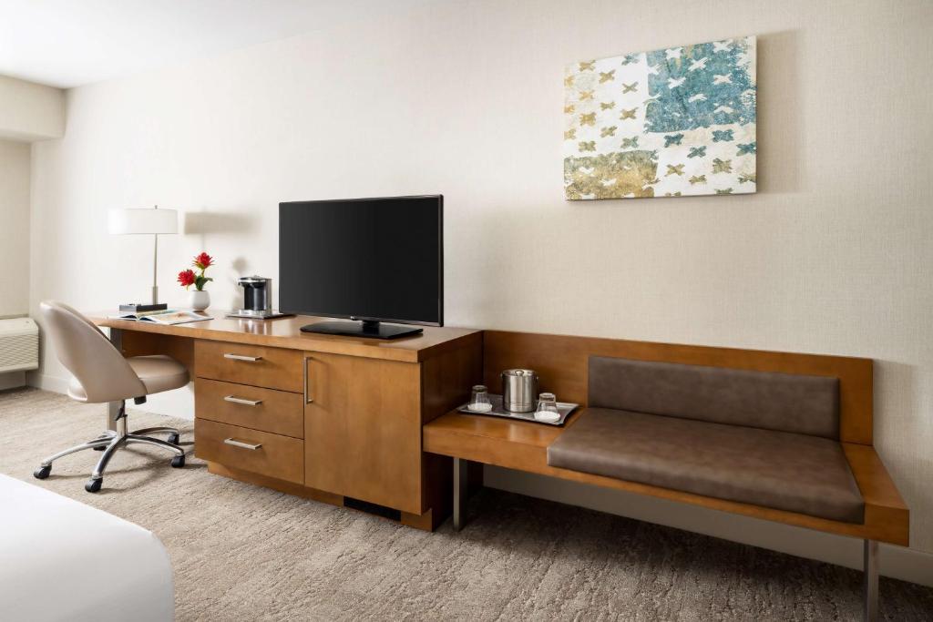 TV a/nebo společenská místnost v ubytování Hilton Tucson East