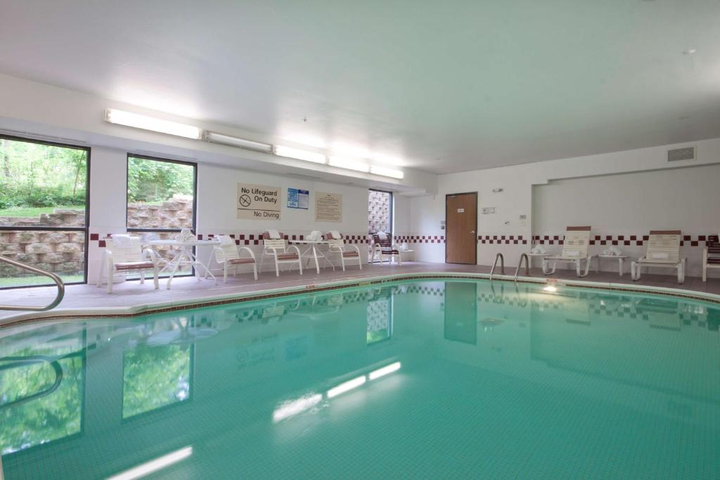 Swimming pool sa o malapit sa Hampton Inn St. Louis/Fairview Heights
