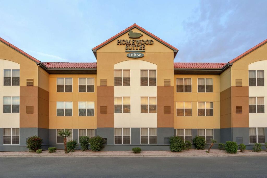 an image of the front of a hotel at Homewood Suites by Hilton Phoenix-Chandler in Chandler