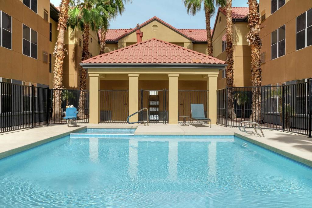 Bazén v ubytování Homewood Suites by Hilton Phoenix-Chandler nebo v jeho okolí