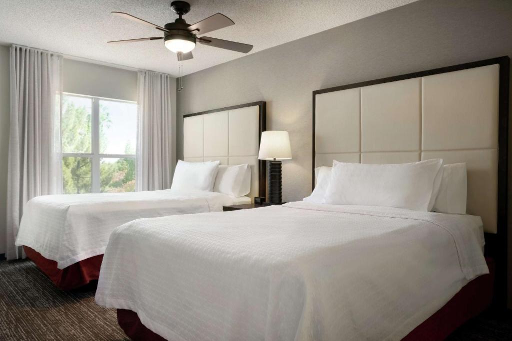 Postel nebo postele na pokoji v ubytování Homewood Suites by Hilton Phoenix-Chandler